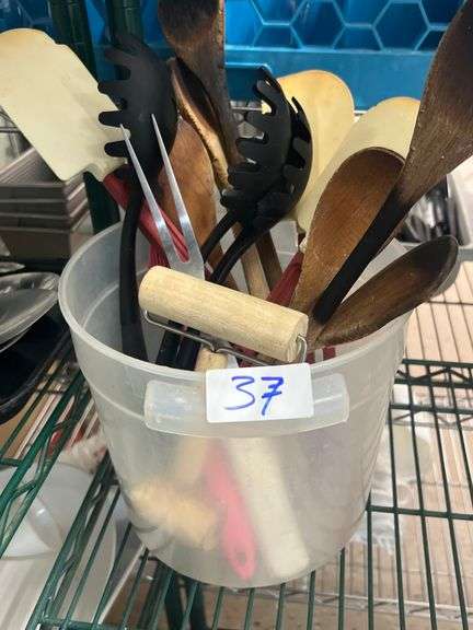 LOT OF VARIOUS COOKING UTENSILS