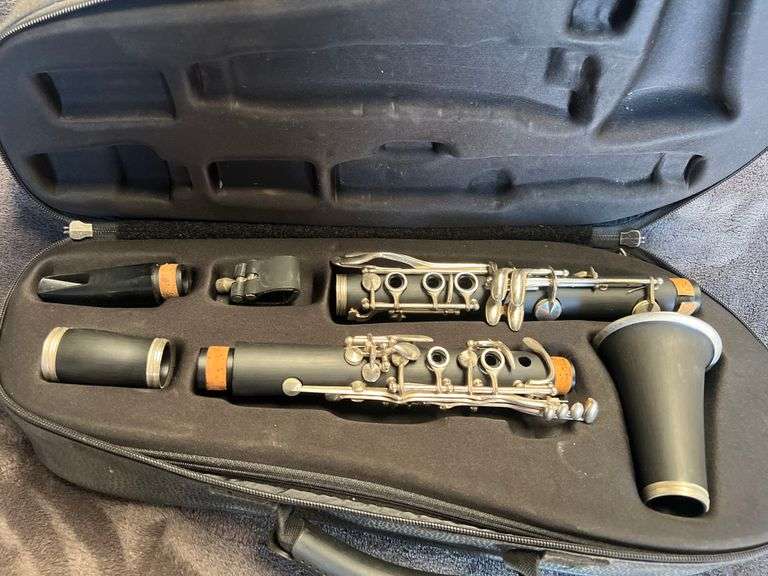 BORG BLACK CLARINET WITH LEATHER CASE INCLD.