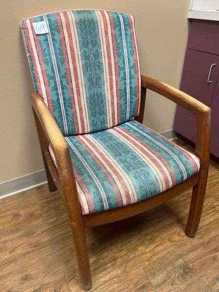 RETRO FABRIC CHAIR WITH SOLID WOODEN LEGS APROX 2'x2'x40"
