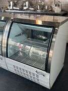 AVANTCO REFRIGERATION 178DLC36HCW 36" WHITE CURVED GLASS REFRIGERATED DELI CASE WITH 3 REMOVABLE METAL SHELVES  VERY CLEAN GREAT WORKING CONDITION