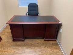 SOLID WOOD EXECUTIVE STYLE DESK WITH 8-DRAWERS, KEYBOARD DRAWER APROX 31"x66"x30" WITH ROLLING HON OFFICE CHAIR INCLUDED