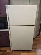 GE TBX25Z 24.8CU.FT. NO FROST REFRIGERATOR FREEZER WITH ICE MAKER APPEARS TO BE IN GOOD CLEAN CONDITION