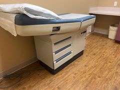 MIDMARK 404 MANUAL EXAM TABLE WITH 3-DRAWERS APROX 53"x2'x43"