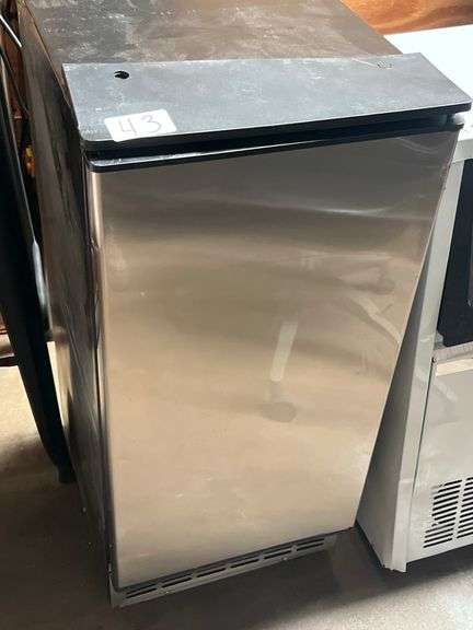HBZB-36F COMMERCIAL ICE MACHINE R290 REFRIGERANT APROX 15"x18"x34" NEVER USED BUT COSMETICALLY DAMAGED