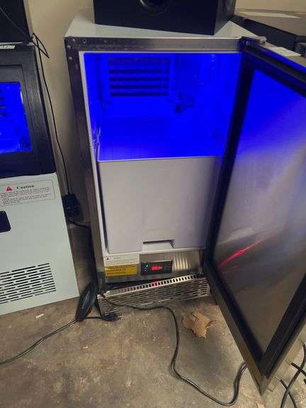 Y40FA COMMERCIAL ICE MACHINE 260W R290/75g REFRIGERANT APROX 15"x18.5"x33"  NEVER USED BUT COSMETICALLY DAMAGED