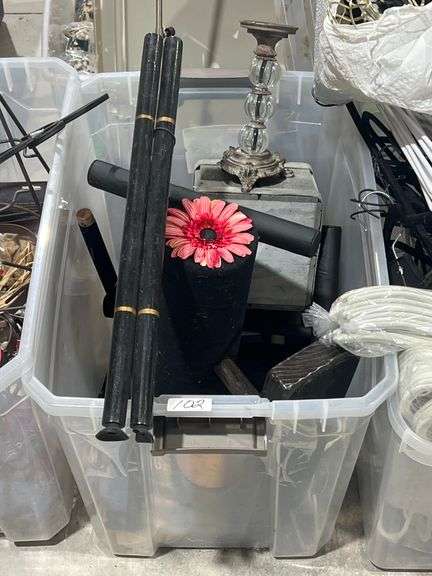 VARIETY OF DÉCOR & DISPLAY PIECES