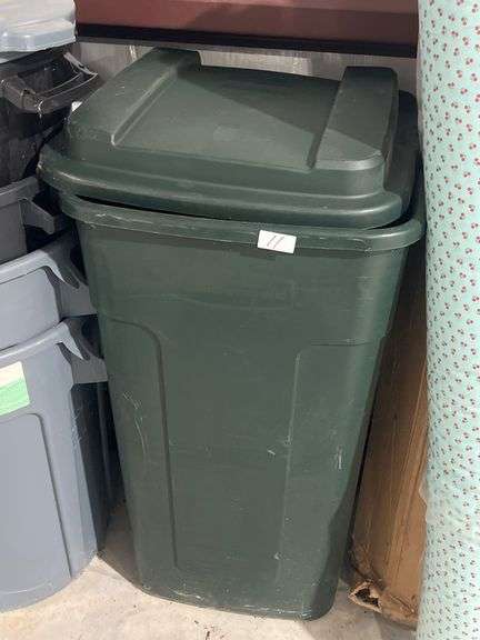 RUBBERMAID ROUGHNECK TRASH BIN ON WHEELS WITH LID