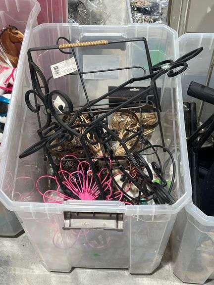 VARIETY OF DÉCOR PIECES