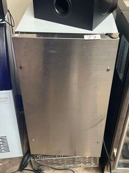 Y40FA COMMERCIAL ICE MACHINE 260W R290/75g REFRIGERANT APROX 15"x18.5"x33"  NEVER USED BUT COSMETICALLY DAMAGED