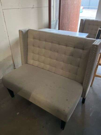 MODERN UPHOLSTERED BOOTH SEATING APROX 46"x25"x39" WITH METAL BUTTON ACCENT AND BLACK WOODEN LEGS