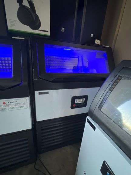 LMES80 COMMERCIAL ICE MAKER 390W 2'W x 34"H NEVER USED BUT NEEDS SMALL COSMETIC REPAIRS