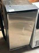 HBZB-36F COMMERCIAL ICE MACHINE R290 REFRIGERANT APROX 15"x18"x34" NEVER USED BUT COSMETICALLY DAMAGED