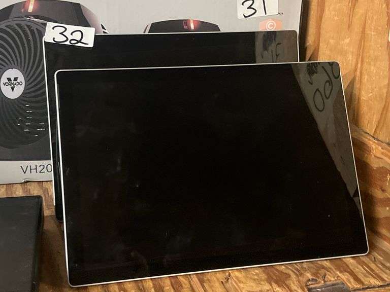 MICROSOFT 1796 128GB TABLET ONE NEEDING OBVIOUS SCREEN REPAIR, NO CHARGER TO TEST