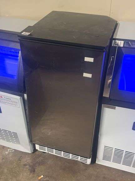 LMHK36 COMMERCIAL ICE MAKER R290a REFRIGERANT 2.6A NEVER USED BUT COSMETICALLY DAMAGED