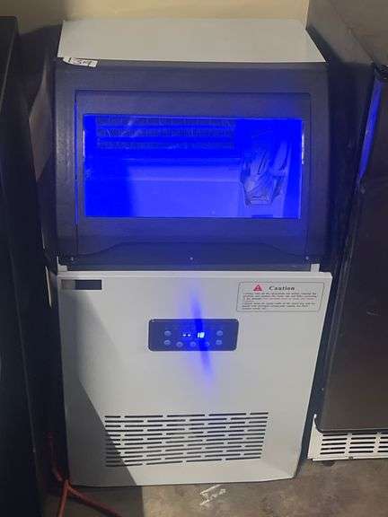 LMC55 COMMERCIAL ICE MAKER 255W R290 REFRIGERANT 16.9"x16.15"x31.3" NEVER USED BUT COSMETICALLY DAMAGED