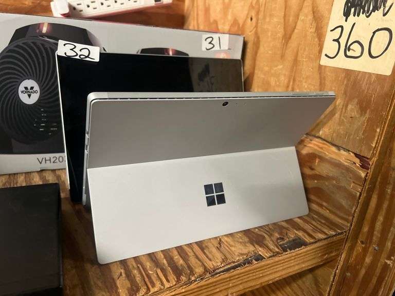 MICROSOFT 1796 128GB TABLET ONE NEEDING OBVIOUS SCREEN REPAIR, NO CHARGER TO TEST