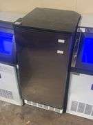 LMHK36 COMMERCIAL ICE MAKER R290a REFRIGERANT 2.6A NEVER USED BUT COSMETICALLY DAMAGED