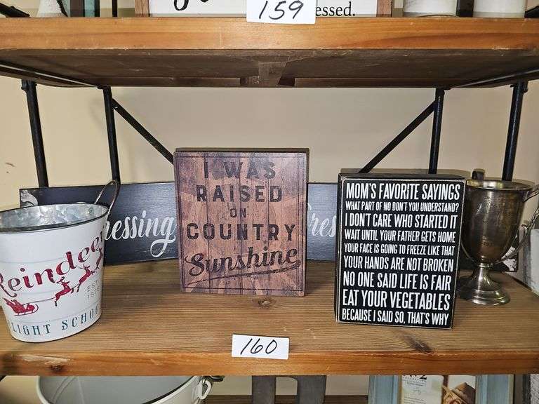 VARIETY OF RUSTIC HOUSEHOLD DÉCOR