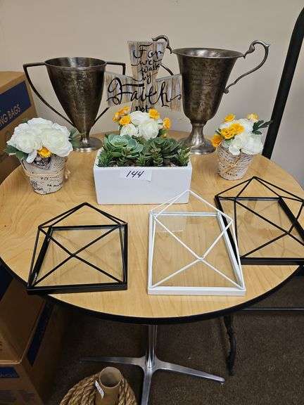 VARIETY OF HOUSEHOLD DÉCOR