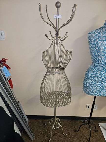 METAL GARMENT RACK WITH 8-HOOKS APROX 69"