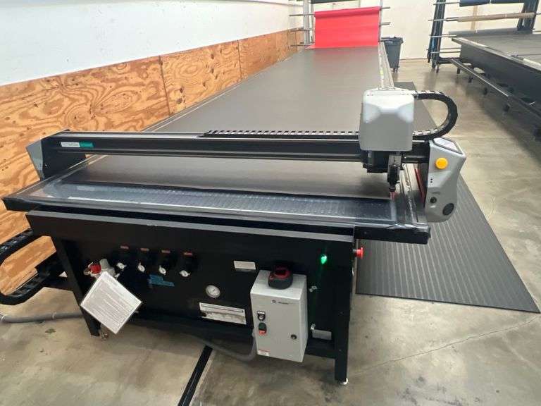 AUTOMETRIX ADVANTAGE SERIES RADIUM 60"W CNC Vinyl Cutting Table, 28-foot length with cutting length of 26'.. In perfect working almost NEW condition. Material holding rack included, however material is not. Bought last year with warranty still in place. This unit can be disassembled with plenty of help, tools, and time. Please plan accordingly.