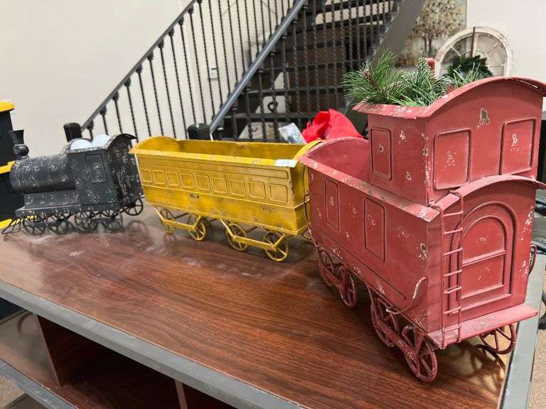 VINTAGE METAL TRAIN DÉCOR SET IN VARIOUS SIZES/COLORS