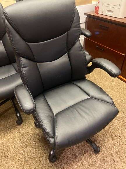 EXECUTIVE OFFICE CHAIR WITH HEIGHT ADJUSTMENT ON WHEELS, LIFTING ARMRESTS IN GREAT CONDITION APROX 20"Wx45"H