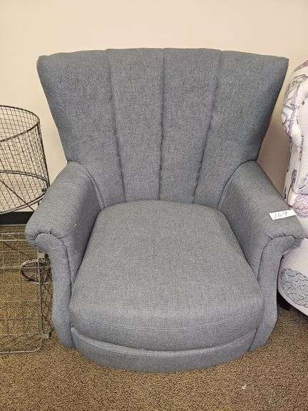 SINGLE PERSON CUSHIONED UPHOLSTER ARMCHAIR APROX 30"x27"x3'