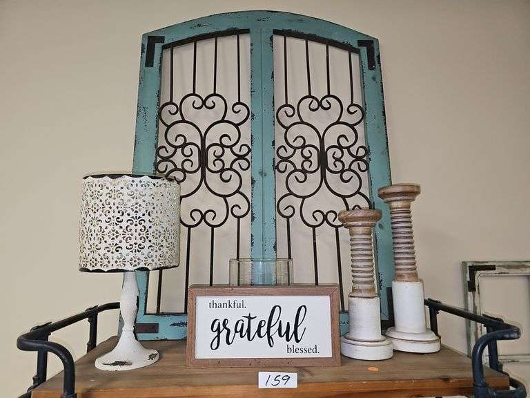 VARIETY OF RUSTIC HOUSEHOLD DÉCOR