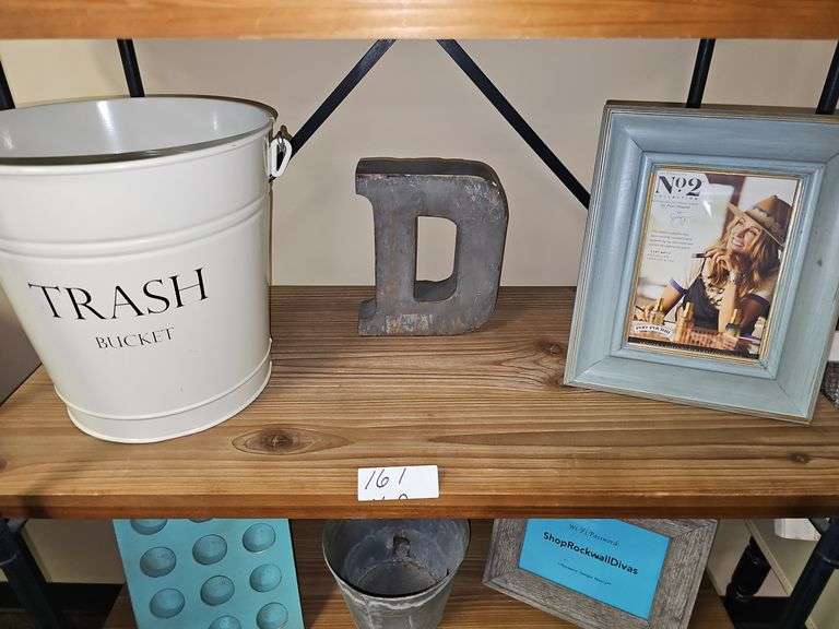VARIETY OF RUSTIC HOUSEHOLD DÉCOR
