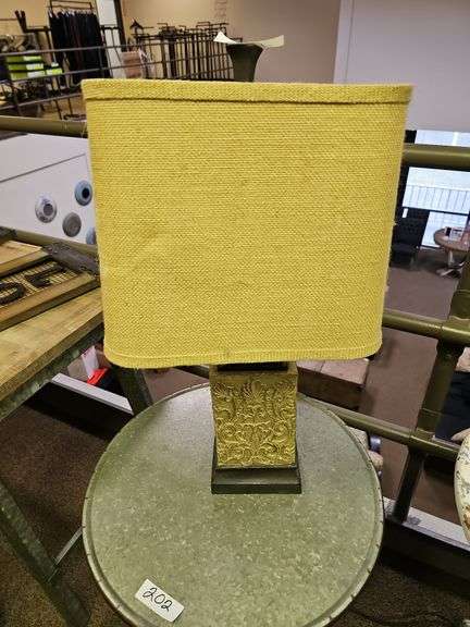 DECORATIVE TABLE LAMP WITH BURLAP STYLE SHADE APROX 25"H