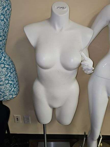 3' FEMALE BODY MANNEQUIN W/O LEGS/ARMS AND THEN 2' METAL STAND
