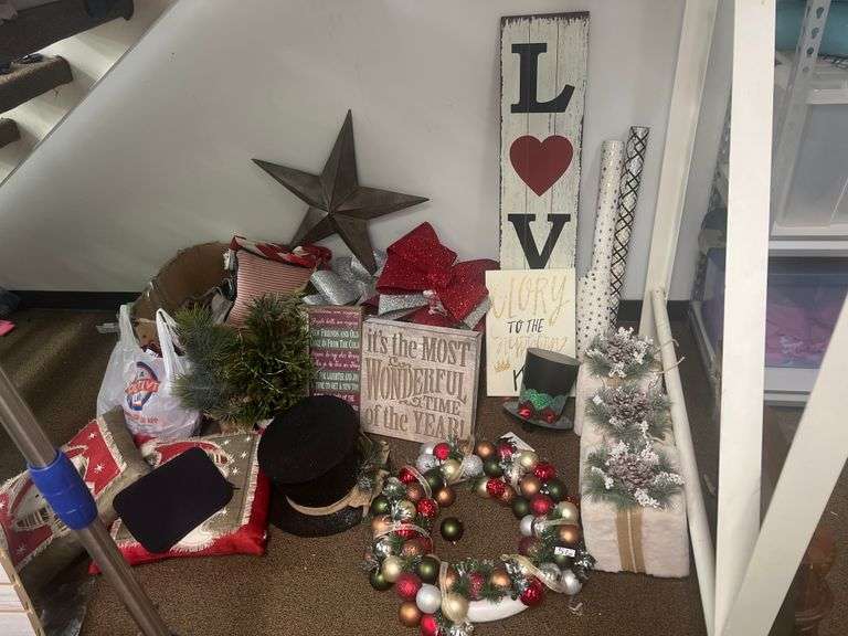 WIDE ASSORTMENT OF CHRISTMAS DÉCOR
