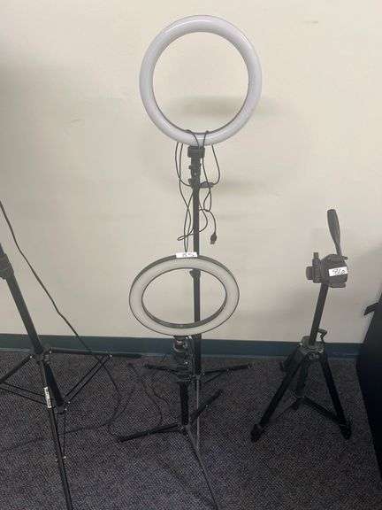 USB POWERED LED RING LIGHTS ON BLACK METAL TELESCOPING STAND