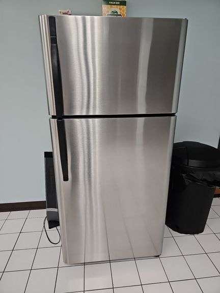 KENMORE 253.6482340E 2-DOOR FRIDGE WITH TOP FREEZER IN GREAT WORKING CONDITION, STAINLESS STEEL FRONT, BLACK SIDING APROX 30"x29"x66"