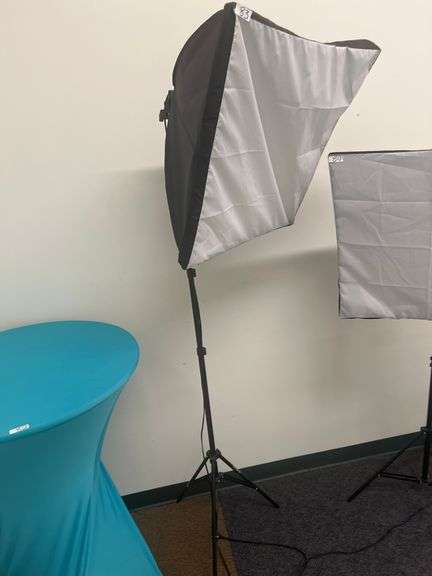 PROFESSIONAL PHOTOGRAPHY LIGHT BOX APROX 2' WITH BLACK METAL TELESCOPING VF LIGHT STAND W-803