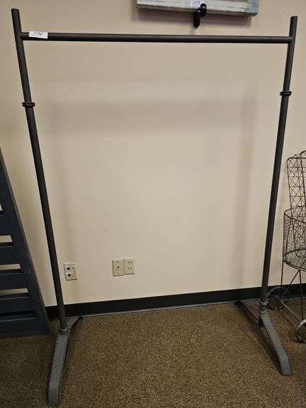 BLACK METAL CLOTHES RACK APROX 46"x22"x65"