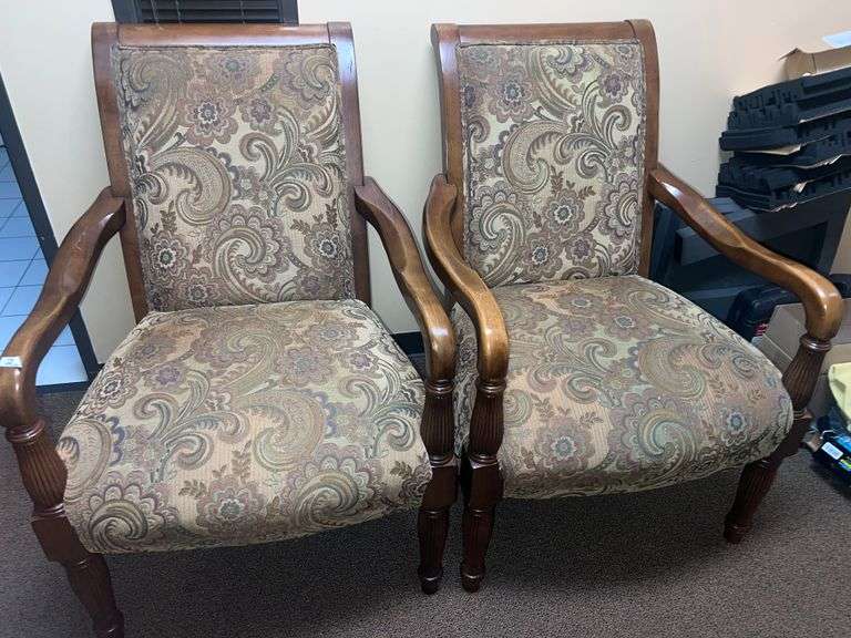 BEST CHAIRS UPHOLSTERED EXECUTIVE LOUNGE CHAIR WITH SOLID WOODEN ACCENTS 117-75 APROX 2'x2'x3.5'