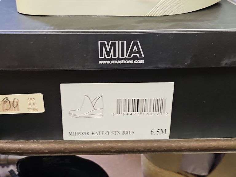WOMEN'S CLOGS INCLD. MIA, CHINESE LAUNDRY, SARTA 59082 RETAIL $89 EA. NEW IN BOX SIZES INCLUDE 8.5, 9.5, 11