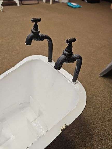 SMALL METAL VINTAGE STYLE BATHTUB FOR BABY PHOTO SHOOTS OR DÉCOR APROX 26"x13"x13"