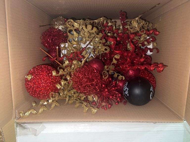 GOLD AND RED SPARKLY TREE DÉCOR