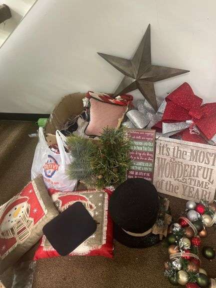 WIDE ASSORTMENT OF CHRISTMAS DÉCOR