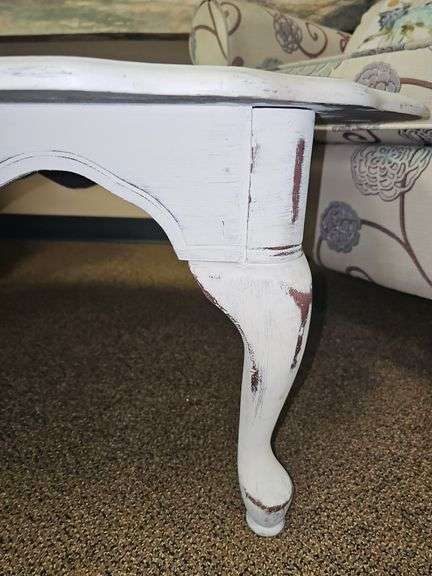 WHITE RUSTIC SOLID WOOD COFFEE TABLE APROX 45"x27"x16"