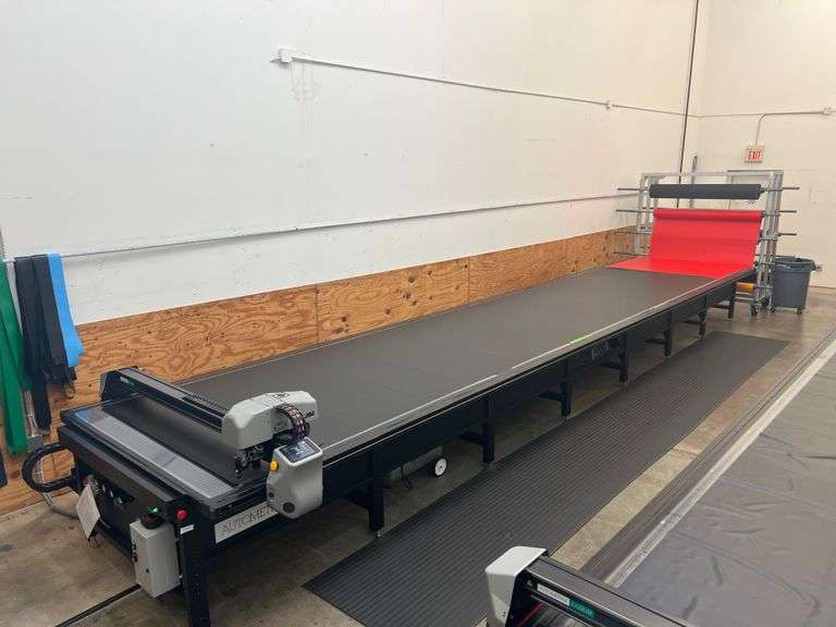 AUTOMETRIX ADVANTAGE SERIES RADIUM 60"W CNC Vinyl Cutting Table, 28-foot length with cutting length of 26'.. In perfect working almost NEW condition. Material holding rack included, however material is not. Bought last year with warranty still in place. This unit can be disassembled with plenty of help, tools, and time. Please plan accordingly.
