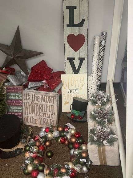 WIDE ASSORTMENT OF CHRISTMAS DÉCOR
