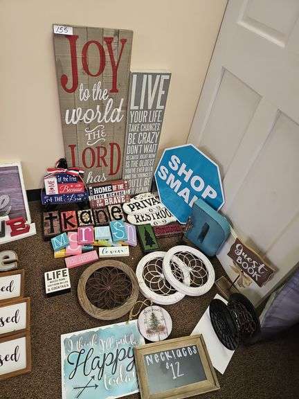 WIDE ARRAY OF WALL HANGING AND DESK TOP DÉCOR