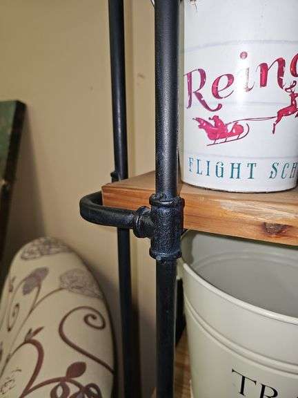 5-TIER BOOKSHELF WITH SOLID WOOD SHELVES AND BLACK METAL PIPING SUPPORTS