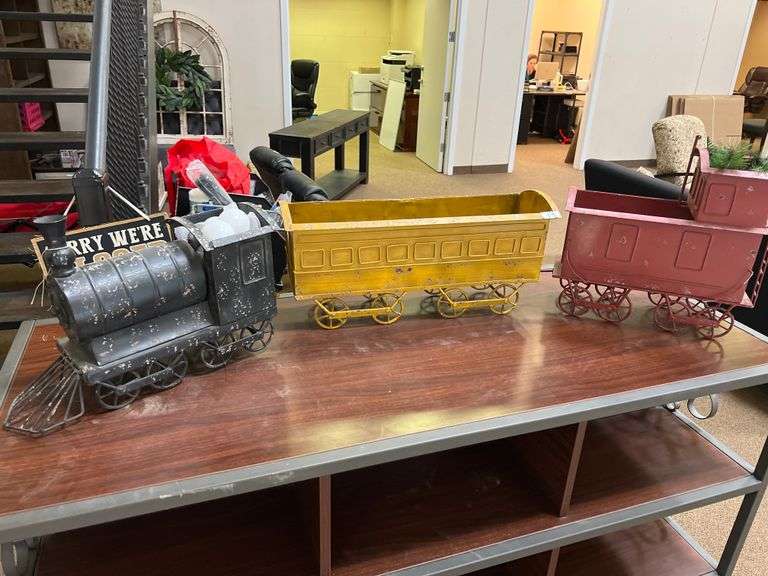 VINTAGE METAL TRAIN DÉCOR SET IN VARIOUS SIZES/COLORS