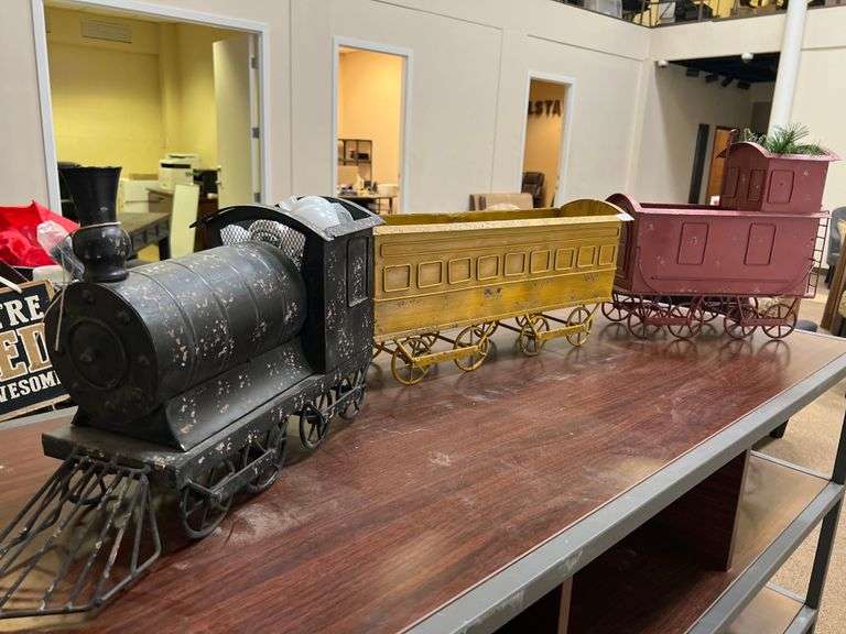 VINTAGE METAL TRAIN DÉCOR SET IN VARIOUS SIZES/COLORS