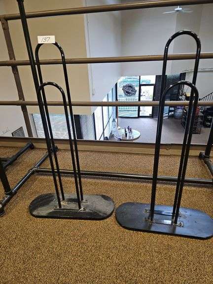 METAL STANDS APROX 33"x19"